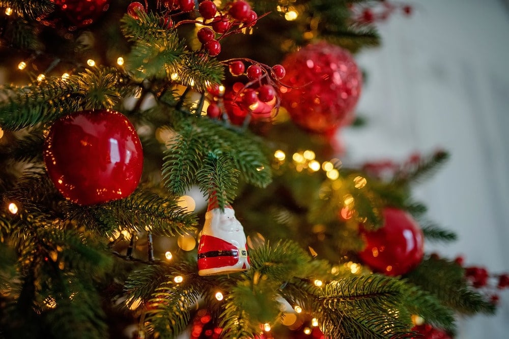 How to Decorate a Plain Christmas Garland: Top Tips and Ideas