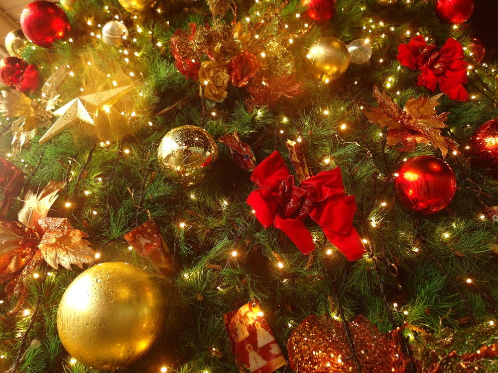 The Benefits of Decorating the Office for Christmas Yourself